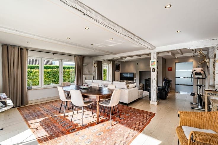 Spacious 6-bed villa with beautiful garden and warehouse