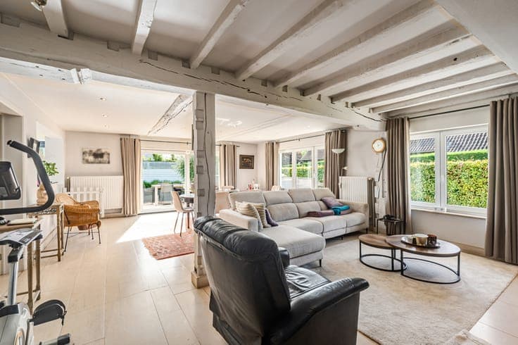 Spacious 6-bed villa with beautiful garden and warehouse