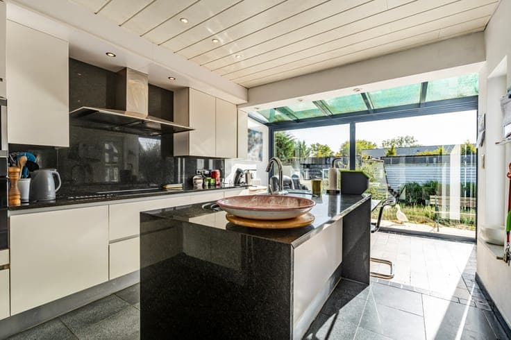 Spacious 6-bed villa with beautiful garden and warehouse