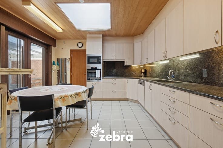 Ruime woning met 4 slaapkamers op een perceel van 601 m² ...