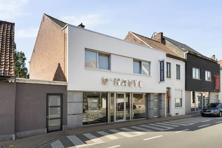 Well-located commercial property with 5 BDS & garden