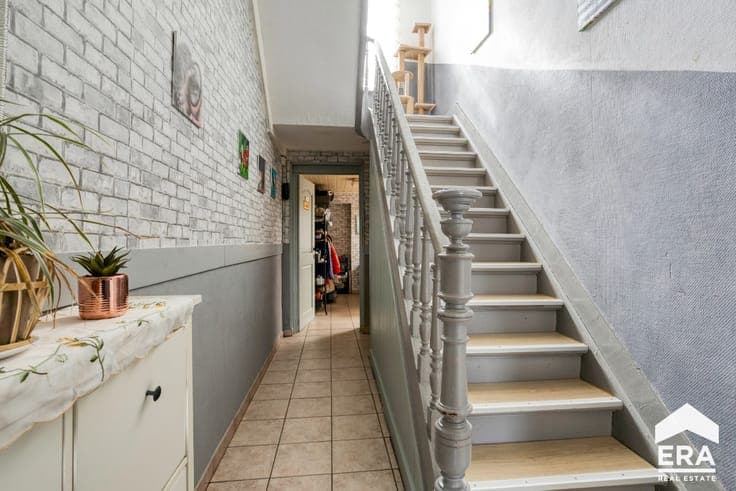 PLEASANT 3-BEDROOM HOUSE + ATTIC, CLOSE TO ALL AMENITIES