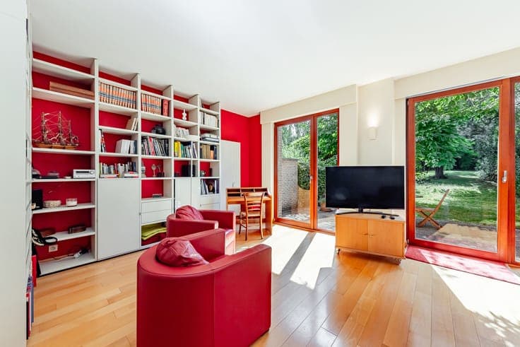 UNDER OPTION – 5-bed house + 3 bathrooms – Garage