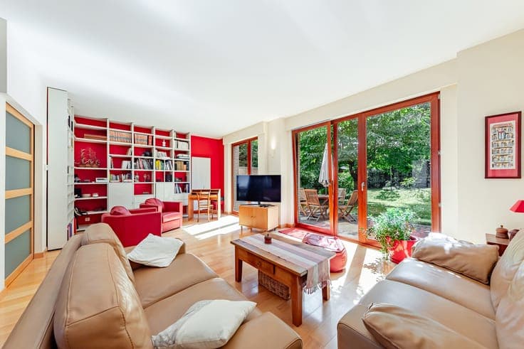 UNDER OPTION – 5-bed house + 3 bathrooms – Garage