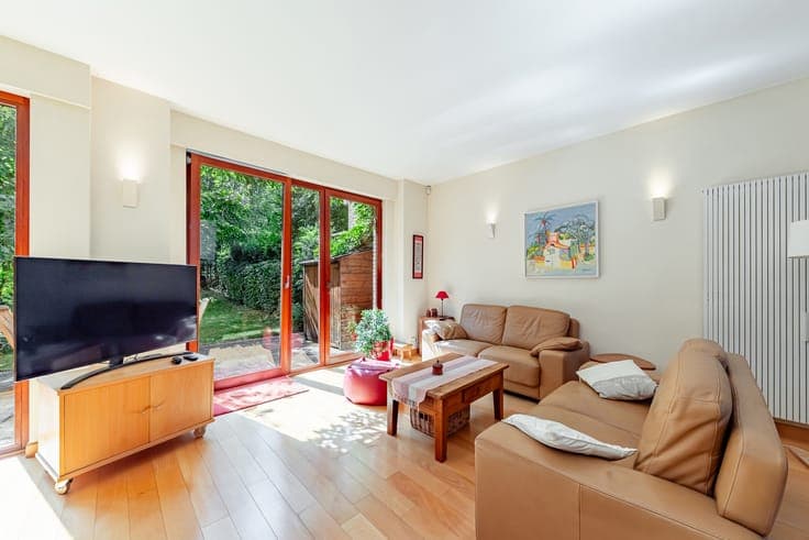 UNDER OPTION – 5-bed house + 3 bathrooms – Garage