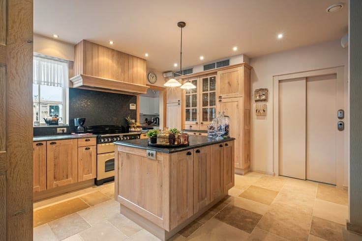 Recent semi-detached house with 3 bedrooms, garage, and gar