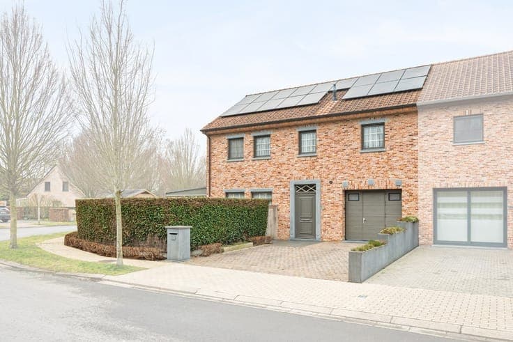 Recent semi-detached house with 3 bedrooms, garage, and gar