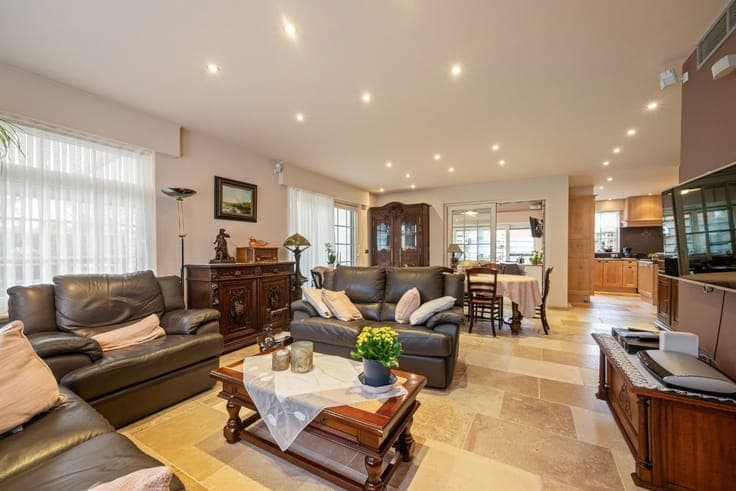 Recent semi-detached house with 3 bedrooms, garage, and gar
