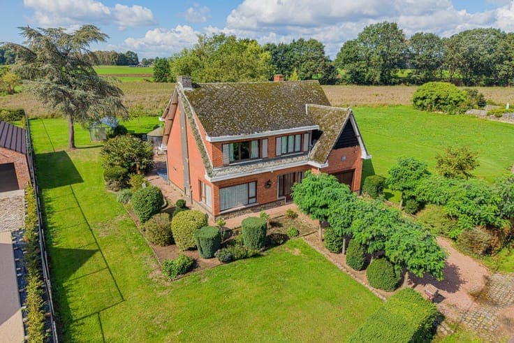 Ruime gezinswoning met 4 slaapkamers op uitzonderlijk per...