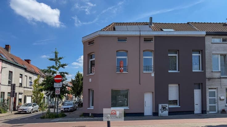 Gerenoveerde lichtrijke hoekwoning aan het water