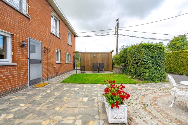 Spacious house with 4 bedrooms and double garage in a rural