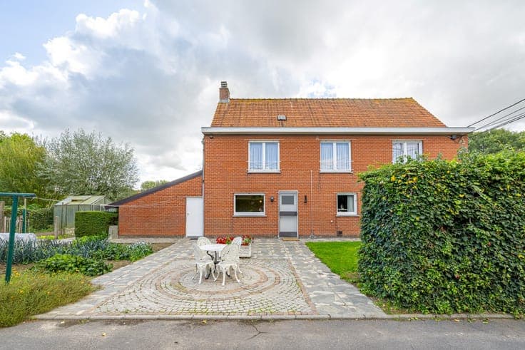 Spacious house with 4 bedrooms and double garage in a rural