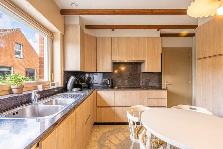Spacious house with 4 bedrooms and double garage in a rural