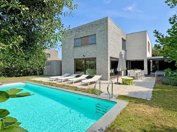 Zongerichte en moderne villa te Oostduinkerke.