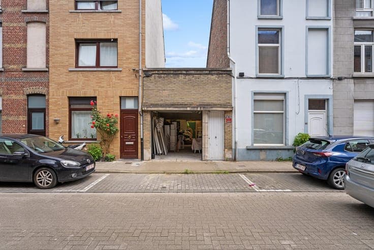 multifunctioneel gebouw met een tuin