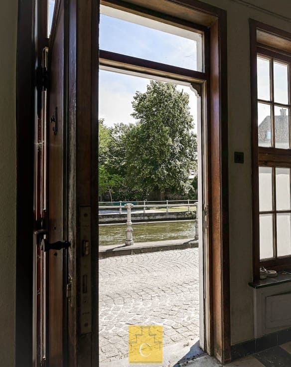 ruim breedhuis met 2 puntgevels aan de Brugse Reien met v...