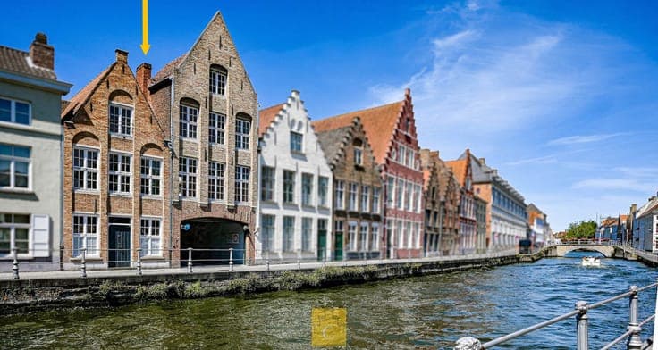 ruim breedhuis met 2 puntgevels aan de Brugse Reien met v...