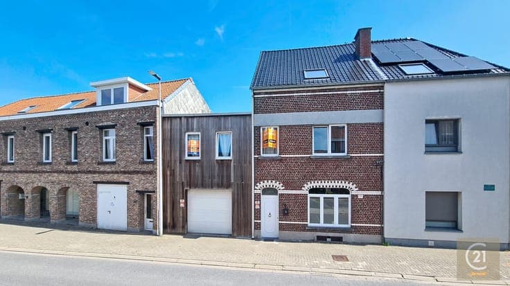 Spacious family home of ± 210 m² living space with 5 bedroom