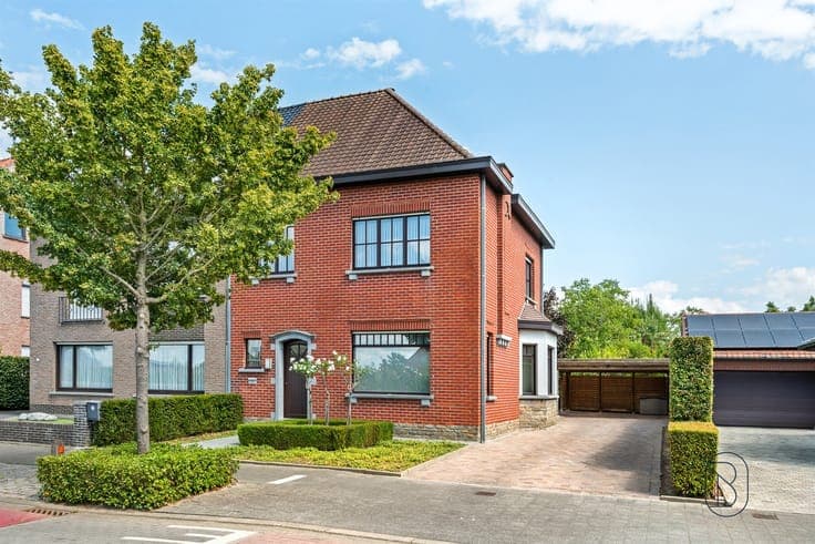 Well-maintained semi-detached home with a cozy garden and ca
