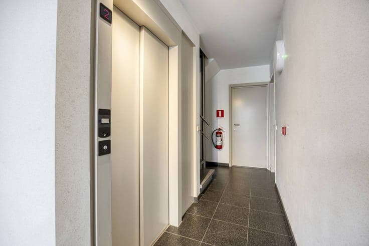 Investment property with 5 apartments and 6 garages in the c