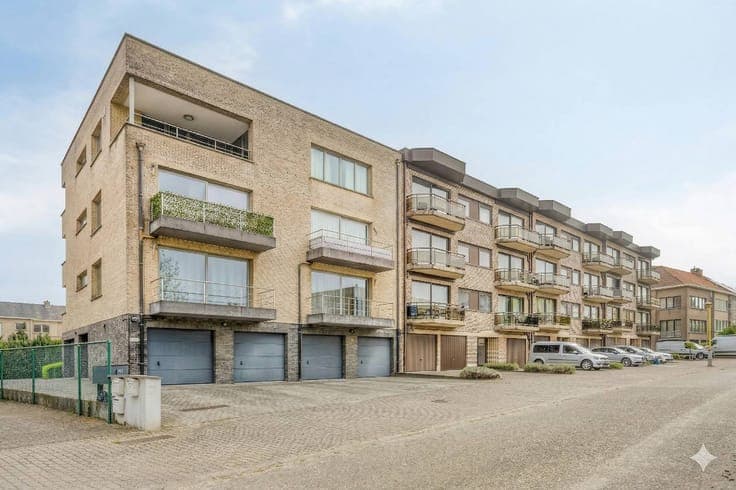 Investment property with 5 apartments and 6 garages in the c