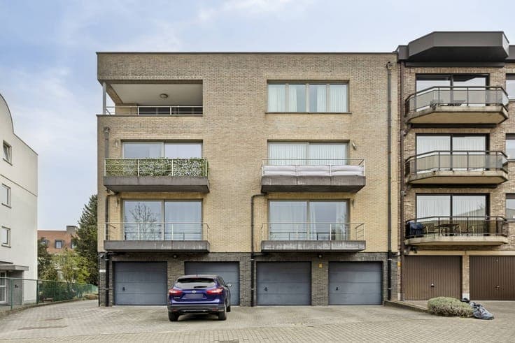 Investment property with 5 apartments and 6 garages in the c