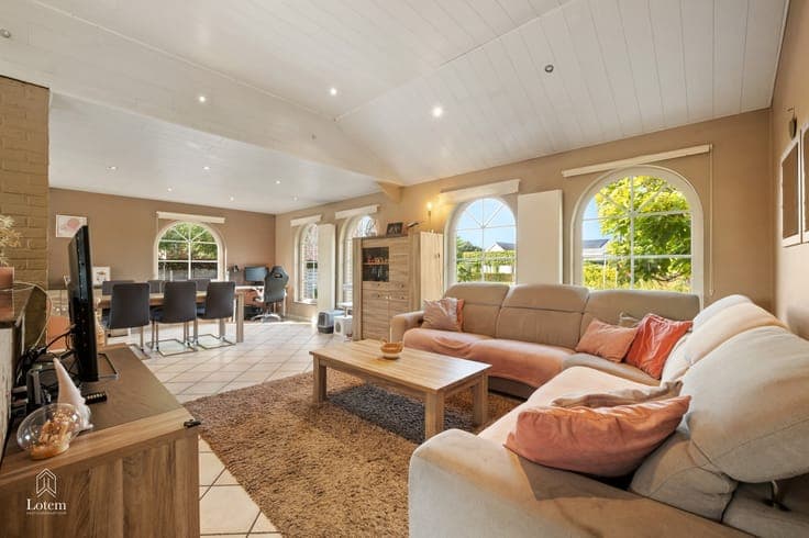 Karaktervolle splitlevel-villa op 2550 m² met volledig in...