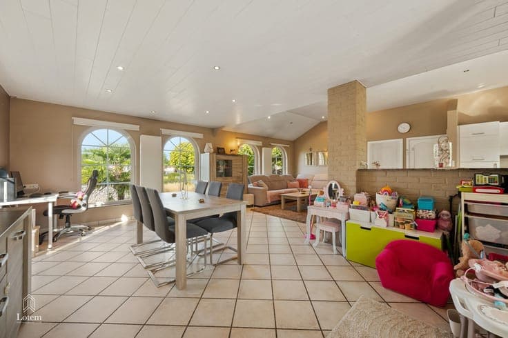 Karaktervolle splitlevel-villa op 2550 m² met volledig in...