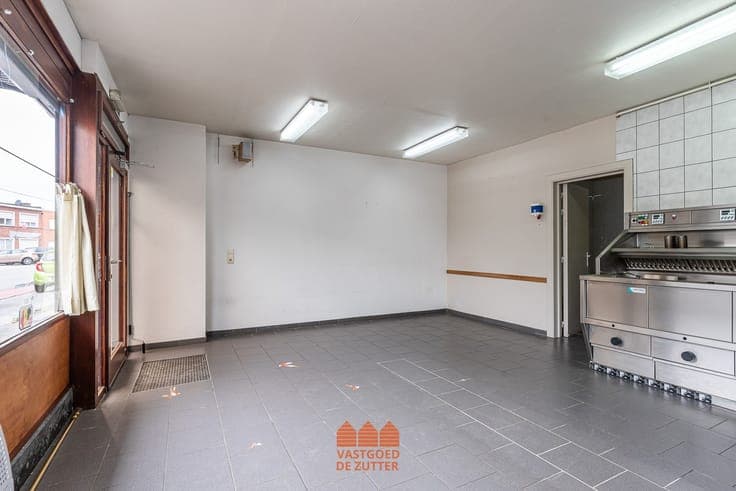 Woonst met handelspand op 1423m² grond met 6 garages