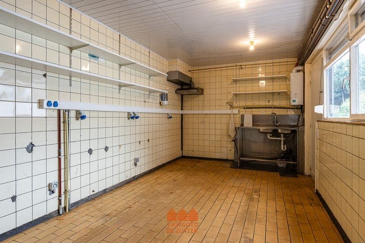 Woonst met handelspand op 1423m² grond met 6 garages
