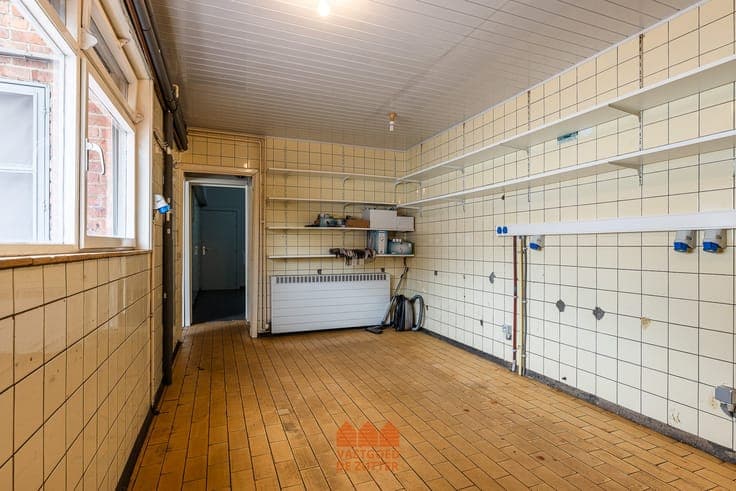 Woonst met handelspand op 1423m² grond met 6 garages