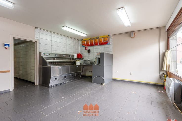 Woonst met handelspand op 1423m² grond met 6 garages