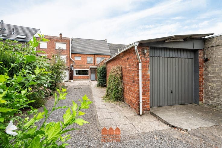 Woonst met handelspand op 1423m² grond met 6 garages