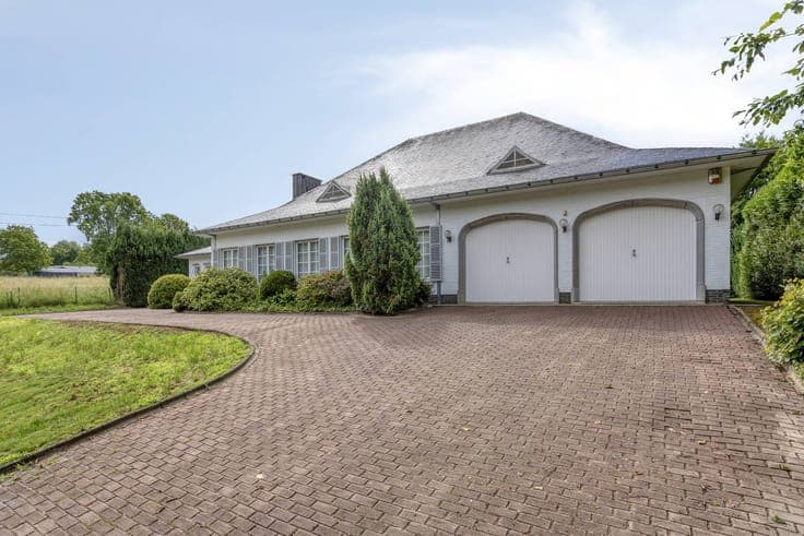 Beautifully located country house for sale in Meerbeke