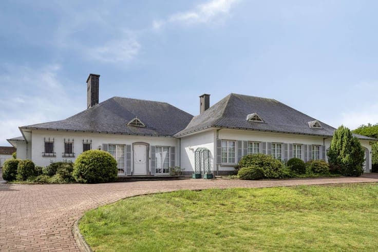 Beautifully located country house for sale in Meerbeke