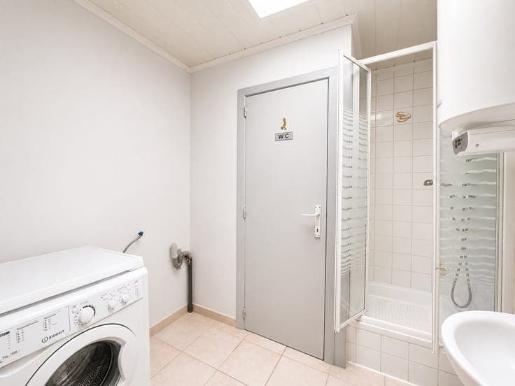 INTERESTING REAL ESTATE: CHARMING, to be renovated townhous