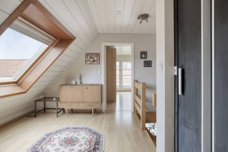 Spacious house with 2 garages and elevator in the center of