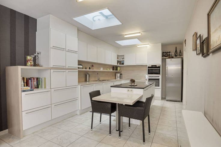 Spacious house with 2 garages and elevator in the center of