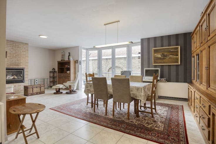 Spacious house with 2 garages and elevator in the center of
