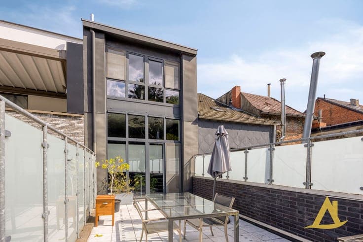 DESIGN STADSWONING MET 3 SLAAPKAMERS, TUIN EN JACUZZI IN ...