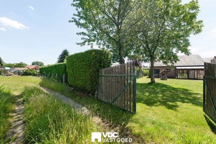 Ruime gelijkvloerse woning op een perceel van bijna 10 are