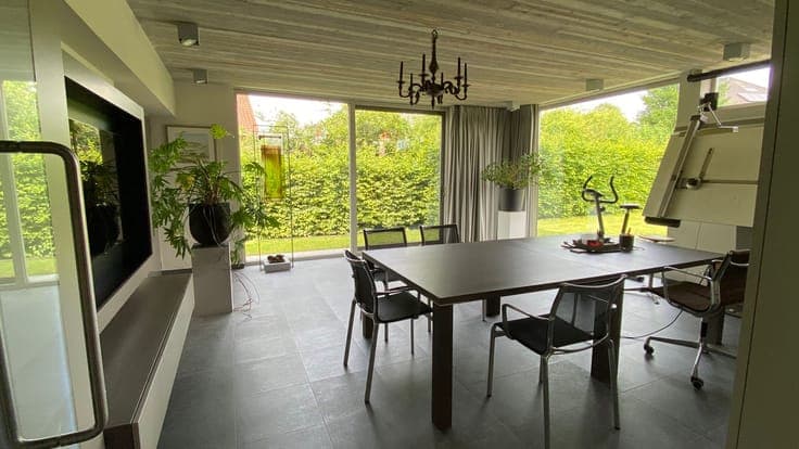 Ready-to-move-in 3-facade house with extra multipurpose room