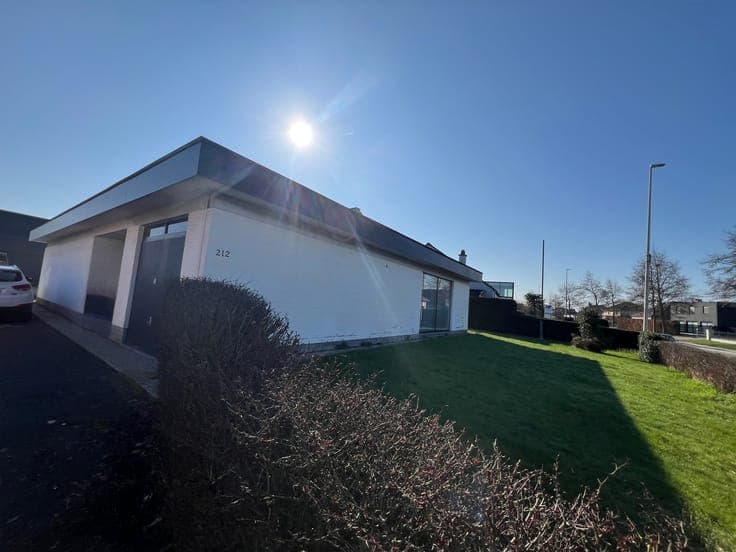 RUIME WITTE BUNGALOW MET 2 SLPKS, GAR. EN TUIN