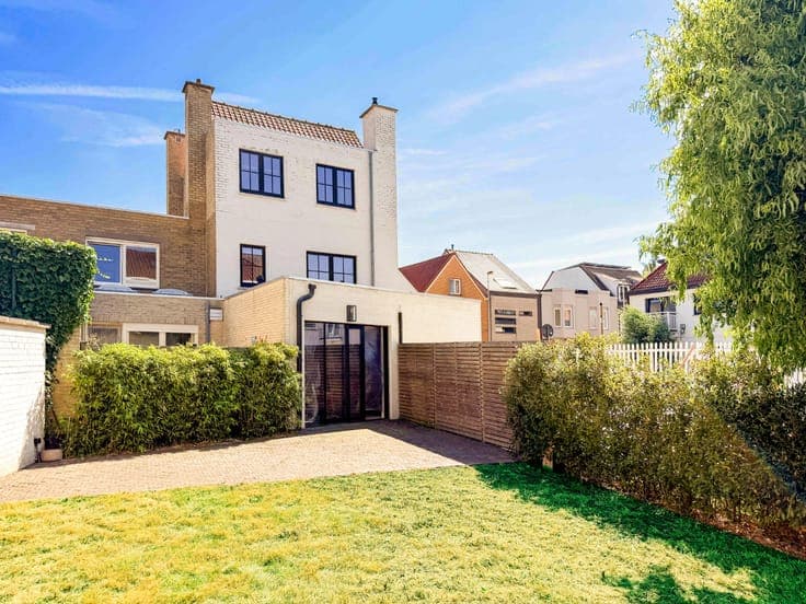 Fully renovated semi-detached house in a prime location i...