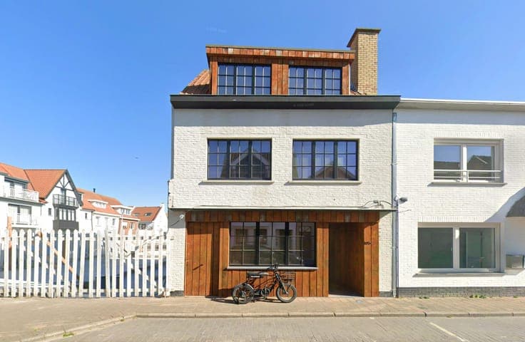 Fully renovated semi-detached house in a prime location i...