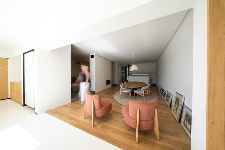 Apartment building with 4 apartments and 3 garages