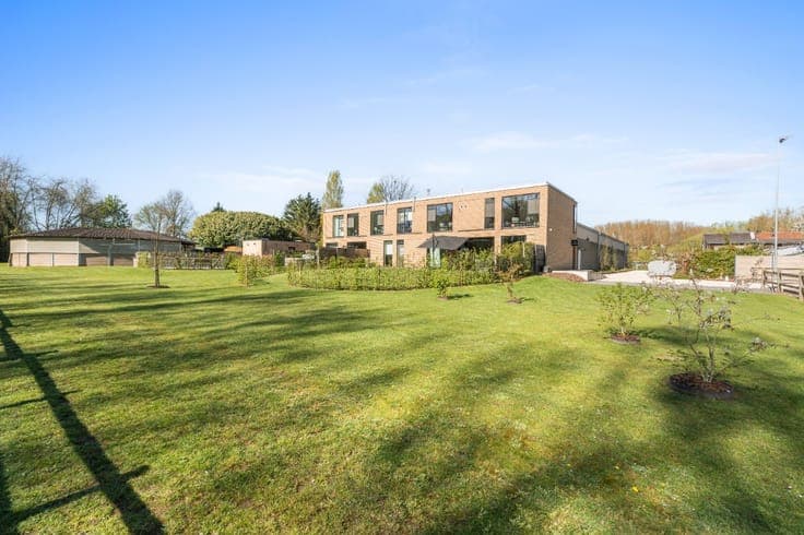 Exclusive estate with equestrian facilities & B&B
