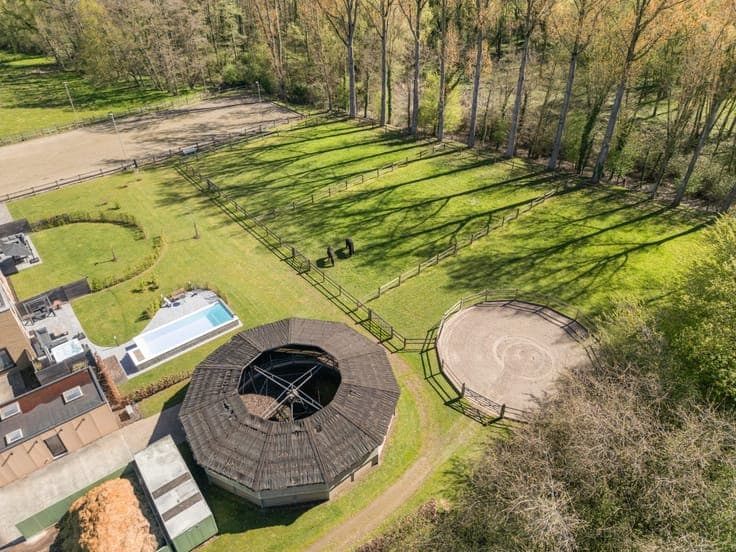 Exclusive estate with equestrian facilities & B&B
