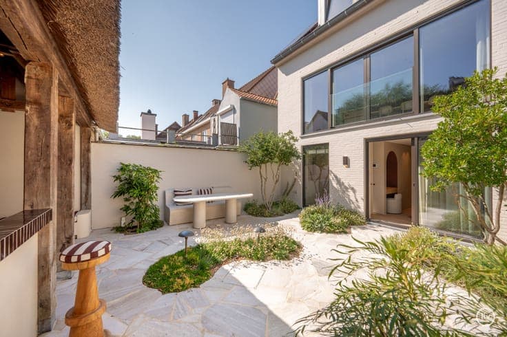 Luxury, comfort in short a beautifully renovated home in th