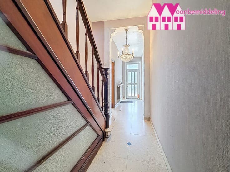 Erembodegem: Ruime te moderniseren woning met garage, ate...